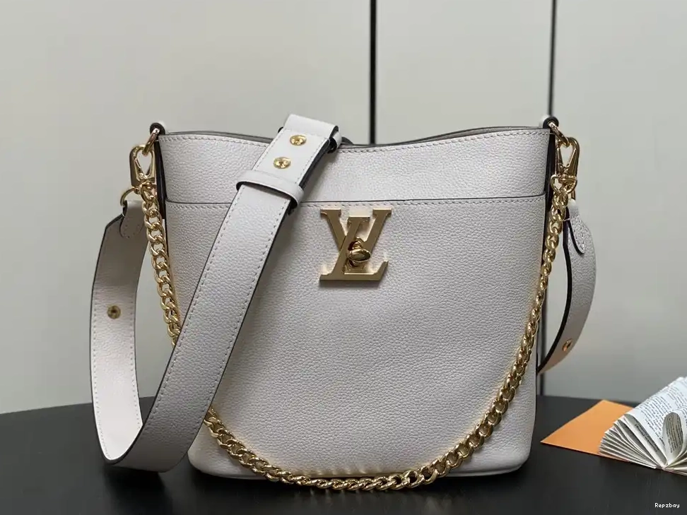 Walk VUITTON 20 x LOUIS and 20.5 x Lock - 12CM 0227