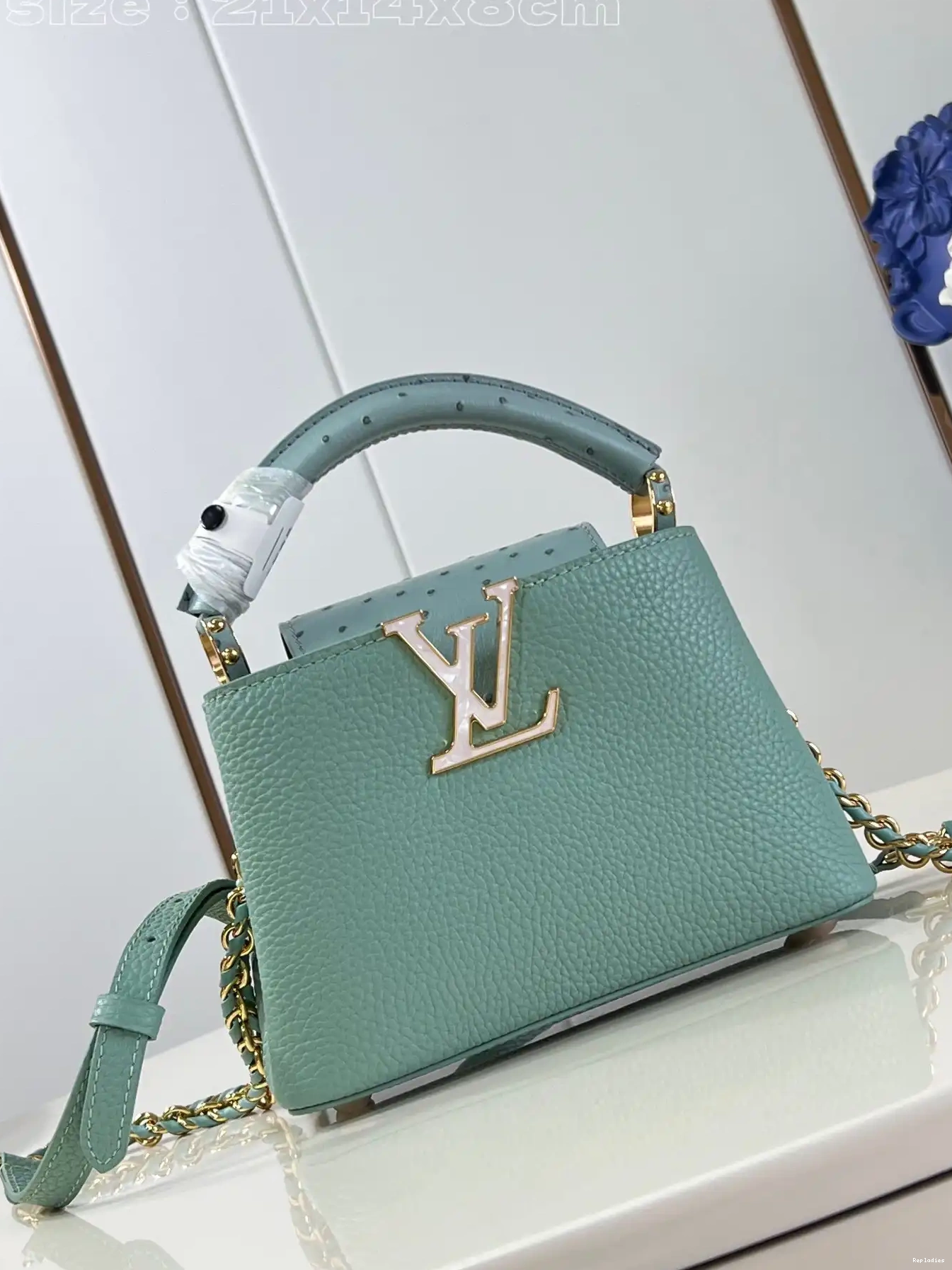 MINI-22*12*8CM CAPUCINES LOUIS VUITTON 0212